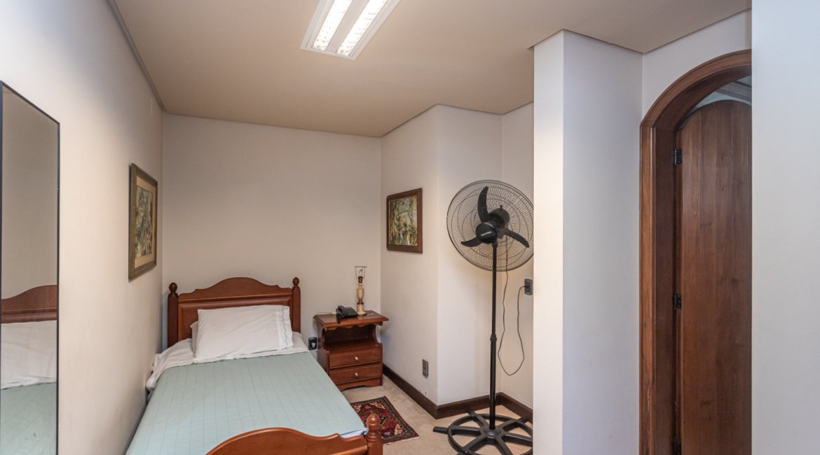 Casa em Condomínio à venda com 498m², 3 dormitórios, 1 suíte, 6 vagas, no bairro Cavalhada em PORTO ALEGRE