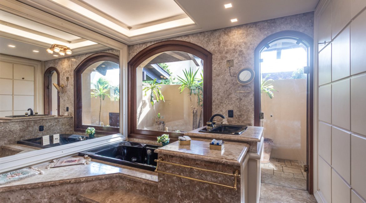 Casa em Condomínio à venda com 498m², 3 dormitórios, 1 suíte, 6 vagas, no bairro Cavalhada em PORTO ALEGRE