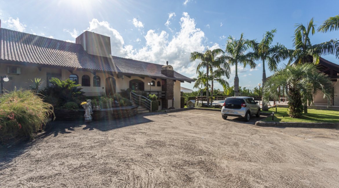 Casa em Condomínio à venda com 498m², 3 dormitórios, 1 suíte, 6 vagas, no bairro Cavalhada em PORTO ALEGRE