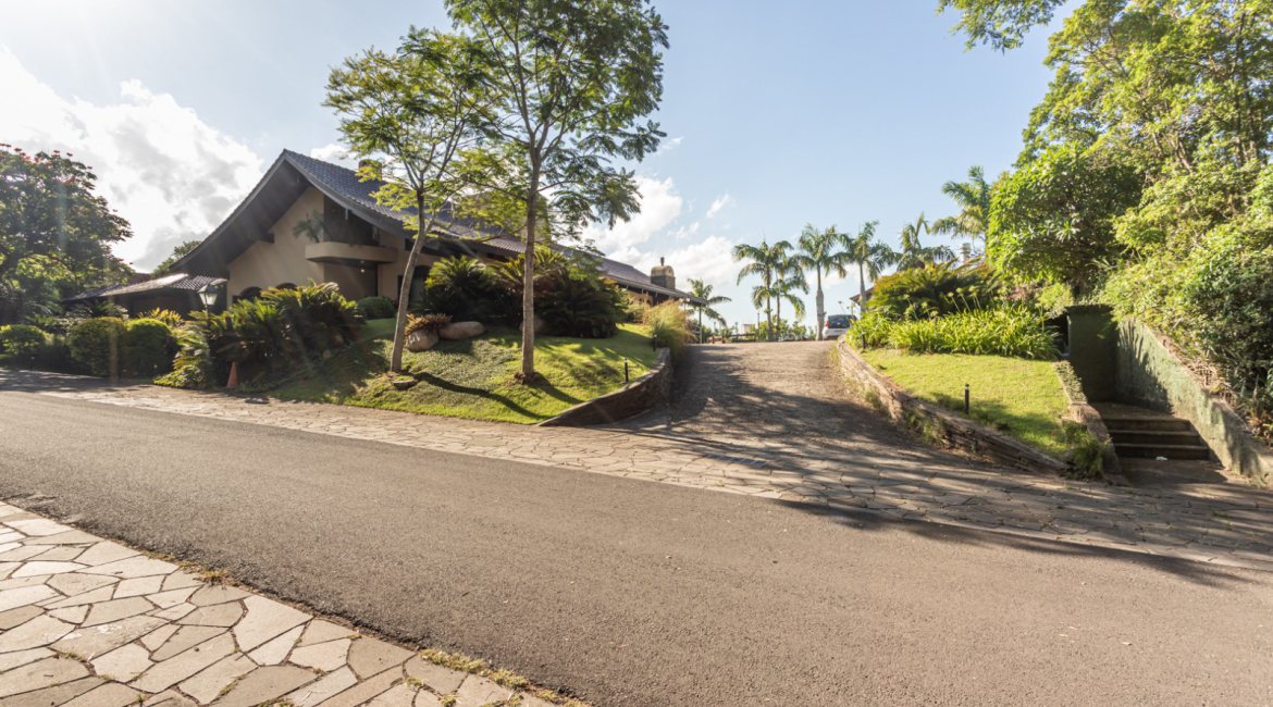 Casa em Condomínio à venda com 498m², 3 dormitórios, 1 suíte, 6 vagas, no bairro Cavalhada em PORTO ALEGRE