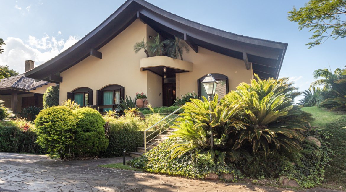 Casa em Condomínio à venda com 498m², 3 dormitórios, 1 suíte, 6 vagas, no bairro Cavalhada em PORTO ALEGRE