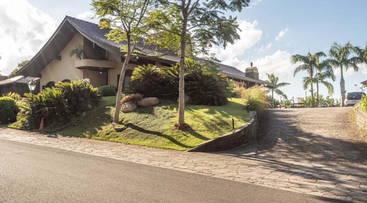 Casa em Condomínio à venda com 498m², 3 dormitórios, 1 suíte, 6 vagas, no bairro Cavalhada em PORTO ALEGRE