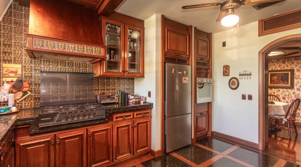 Casa em Condomínio à venda com 498m², 3 dormitórios, 1 suíte, 6 vagas, no bairro Cavalhada em PORTO ALEGRE