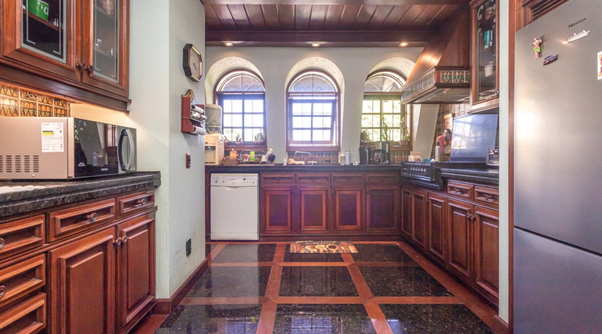 Casa em Condomínio à venda com 498m², 3 dormitórios, 1 suíte, 6 vagas, no bairro Cavalhada em PORTO ALEGRE