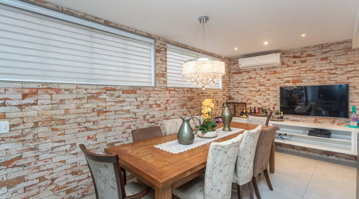 Casa à venda com 206m², 4 dormitórios, 1 suíte, 3 vagas, no bairro Espírito Santo em Porto Alegre