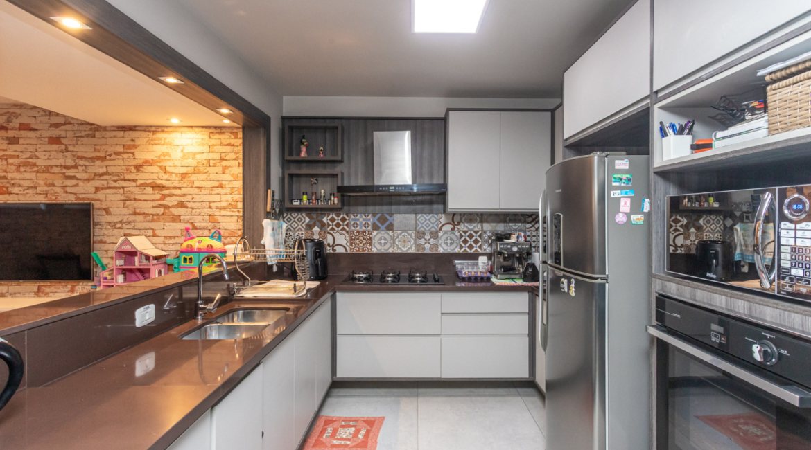 Casa à venda com 206m², 4 dormitórios, 1 suíte, 3 vagas, no bairro Espírito Santo em Porto Alegre