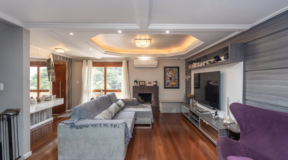 Casa à venda com 206m², 4 dormitórios, 1 suíte, 3 vagas, no bairro Espírito Santo em Porto Alegre