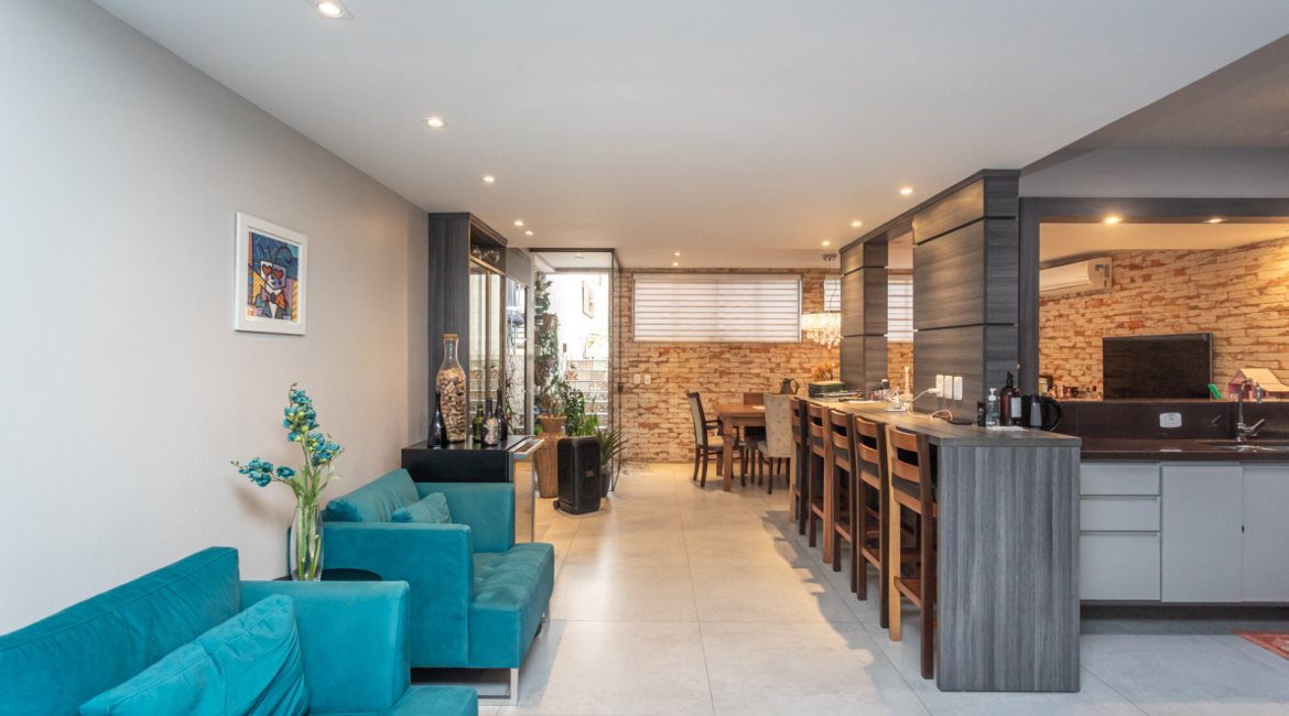 Casa à venda com 206m², 4 dormitórios, 1 suíte, 3 vagas, no bairro Espírito Santo em Porto Alegre