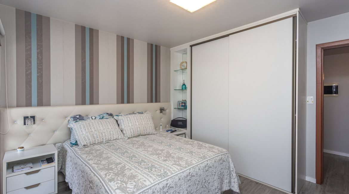 Casa à venda com 206m², 4 dormitórios, 1 suíte, 3 vagas, no bairro Espírito Santo em Porto Alegre