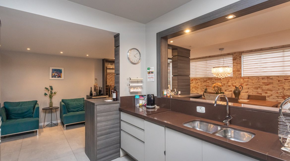 Casa à venda com 206m², 4 dormitórios, 1 suíte, 3 vagas, no bairro Espírito Santo em Porto Alegre