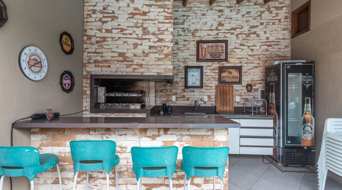 Casa à venda com 206m², 4 dormitórios, 1 suíte, 3 vagas, no bairro Espírito Santo em Porto Alegre