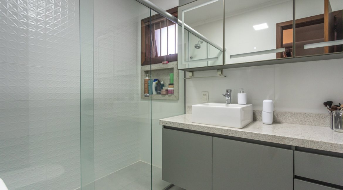 Casa à venda com 206m², 4 dormitórios, 1 suíte, 3 vagas, no bairro Espírito Santo em Porto Alegre