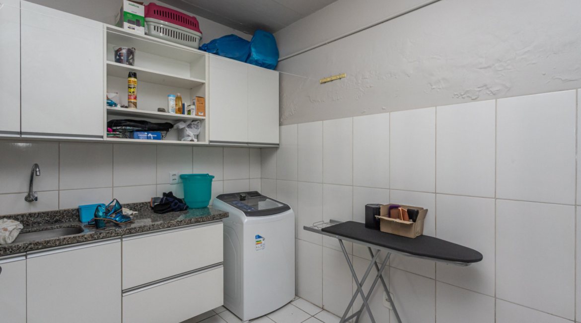 Casa à venda com 206m², 4 dormitórios, 1 suíte, 3 vagas, no bairro Espírito Santo em Porto Alegre