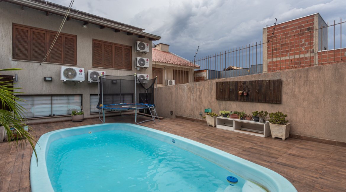 Casa à venda com 206m², 4 dormitórios, 1 suíte, 3 vagas, no bairro Espírito Santo em Porto Alegre