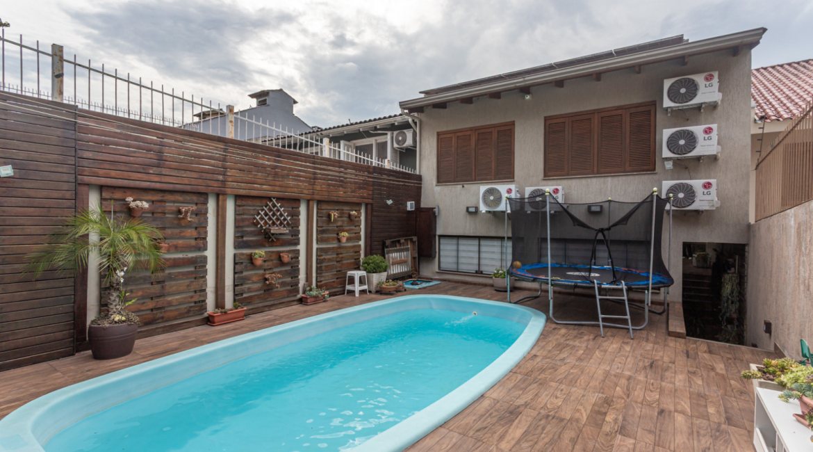 Casa à venda com 206m², 4 dormitórios, 1 suíte, 3 vagas, no bairro Espírito Santo em Porto Alegre