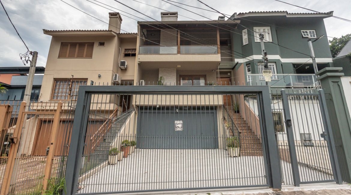 Casa à venda com 206m², 4 dormitórios, 1 suíte, 3 vagas, no bairro Espírito Santo em Porto Alegre