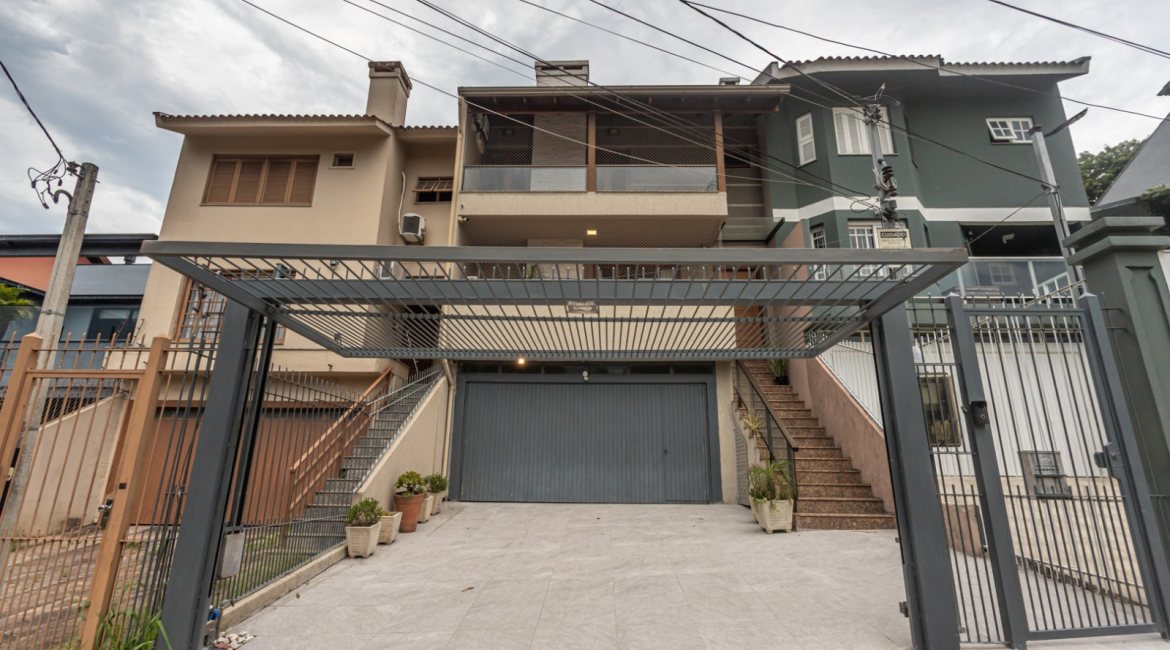 Casa à venda com 206m², 4 dormitórios, 1 suíte, 3 vagas, no bairro Espírito Santo em Porto Alegre