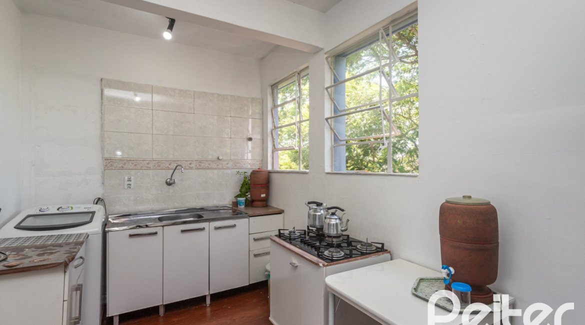 Apartamento à venda com 48m², 2 dormitórios, no bairro Camaquã em Porto Alegre