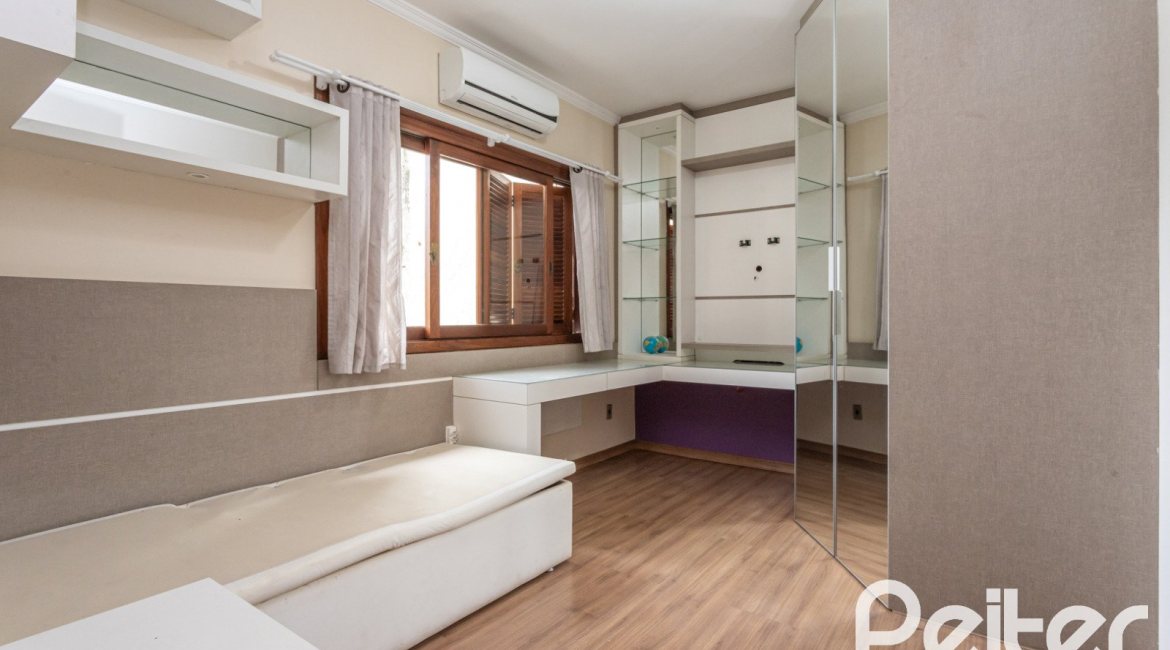 Casa em Condomínio à venda com 189m², 3 dormitórios, 1 suíte, 2 vagas, no bairro Ipanema em Porto Alegre