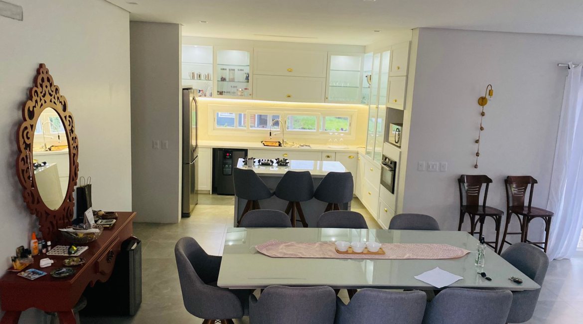 Casa em Condomínio à venda com 330m², 4 dormitórios, 3 suítes, 4 vagas, no bairro Hipica em PORTO ALEGRE