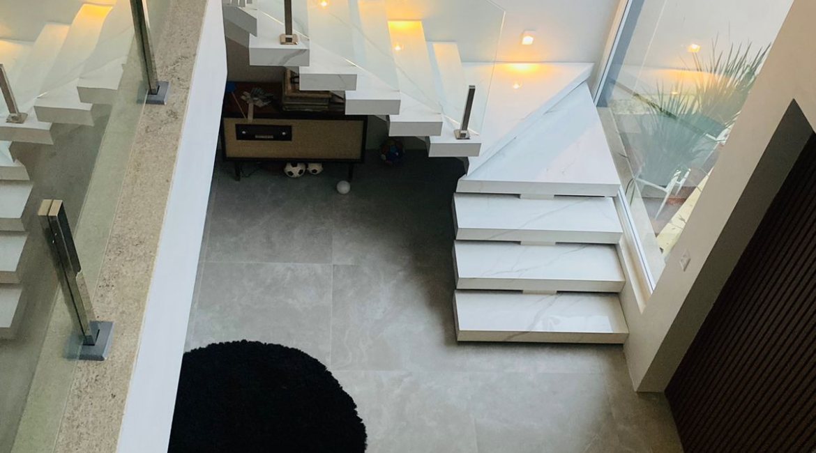 Casa em Condomínio à venda com 330m², 4 dormitórios, 3 suítes, 4 vagas, no bairro Hipica em PORTO ALEGRE