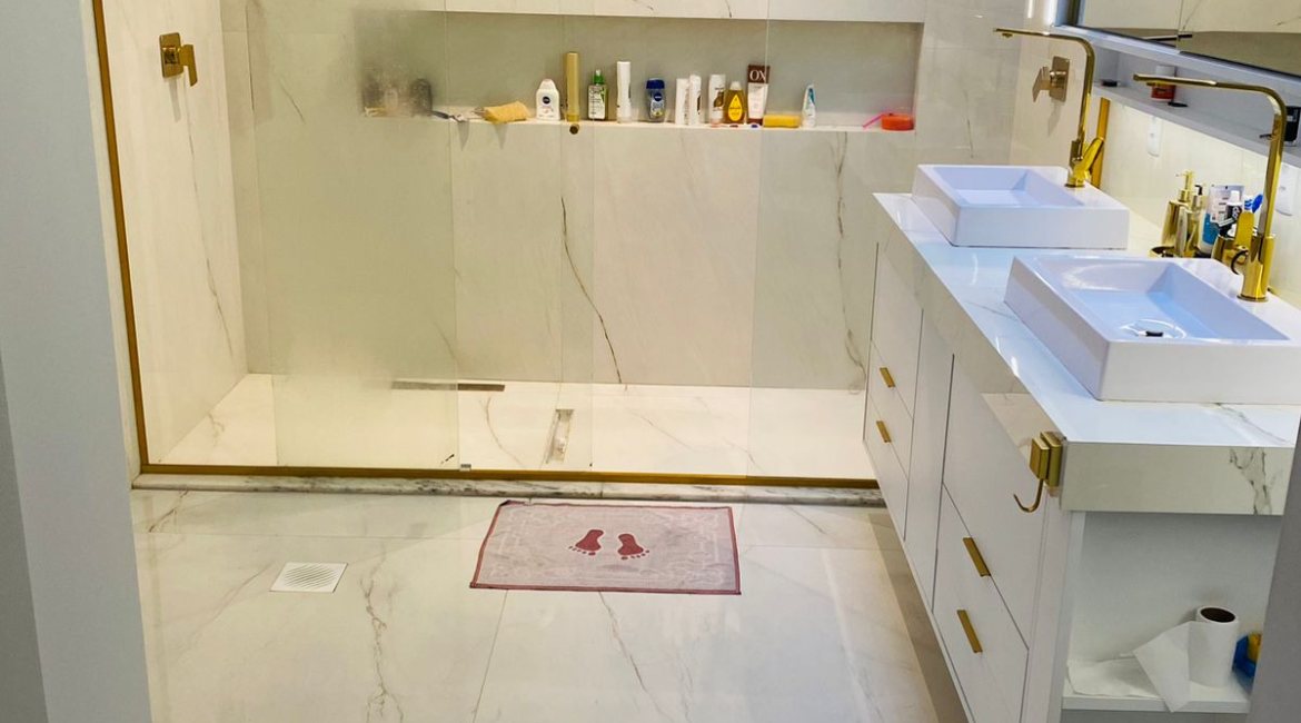 Casa em Condomínio à venda com 330m², 4 dormitórios, 3 suítes, 4 vagas, no bairro Hipica em PORTO ALEGRE