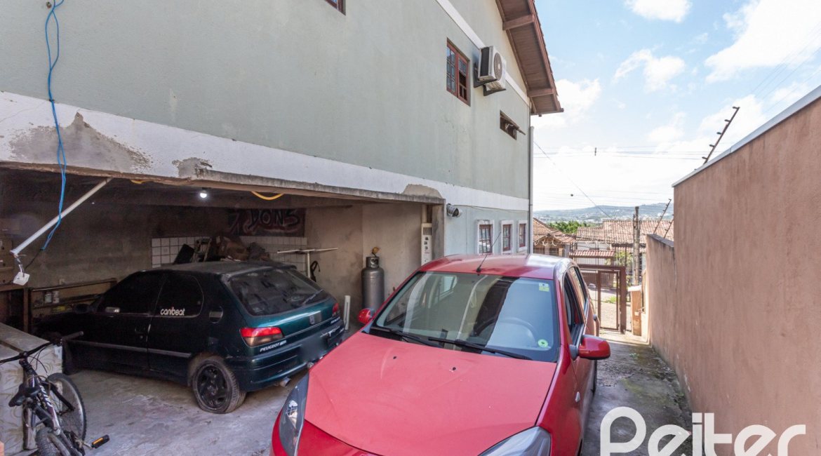 Casa à venda com 189m², 3 dormitórios, 1 suíte, 5 vagas, no bairro Espírito Santo em Porto Alegre