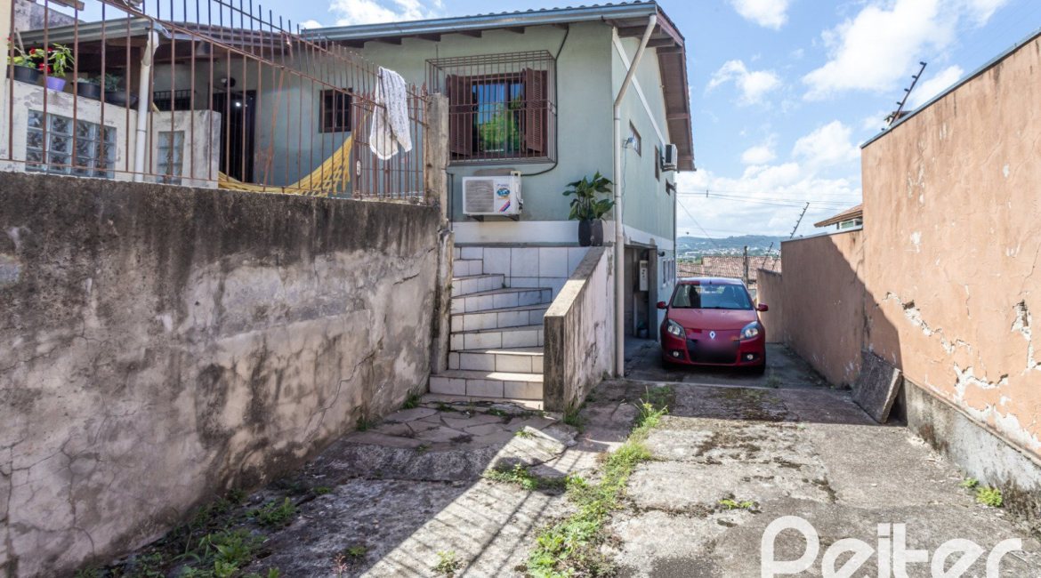 Casa à venda com 189m², 3 dormitórios, 1 suíte, 5 vagas, no bairro Espírito Santo em Porto Alegre