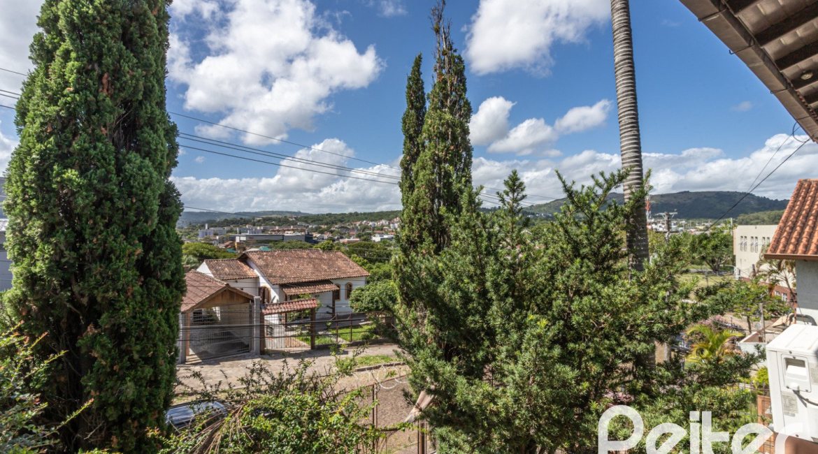 Casa à venda com 189m², 3 dormitórios, 1 suíte, 5 vagas, no bairro Espírito Santo em Porto Alegre