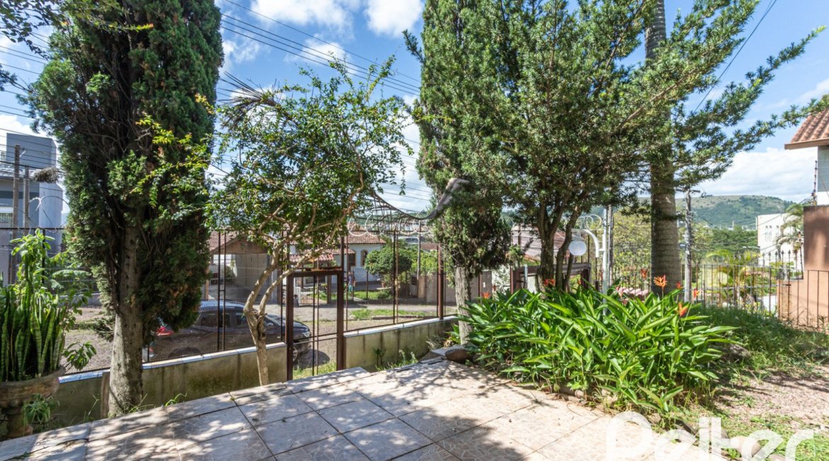 Casa à venda com 189m², 3 dormitórios, 1 suíte, 5 vagas, no bairro Espírito Santo em Porto Alegre