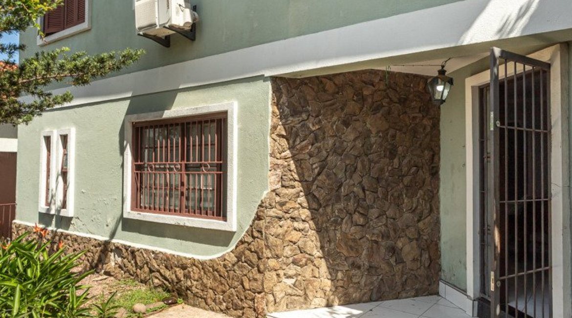 Casa à venda com 189m², 3 dormitórios, 1 suíte, 5 vagas, no bairro Espírito Santo em Porto Alegre