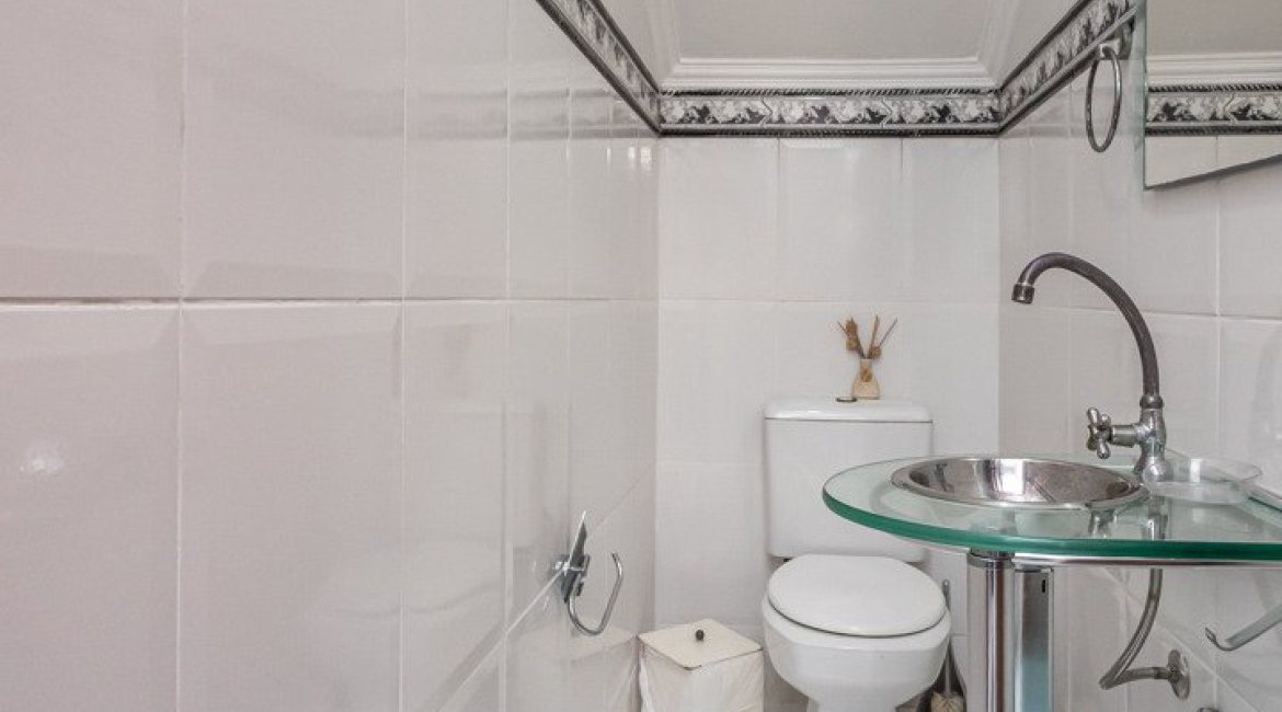 Casa à venda com 189m², 3 dormitórios, 1 suíte, 5 vagas, no bairro Espírito Santo em Porto Alegre