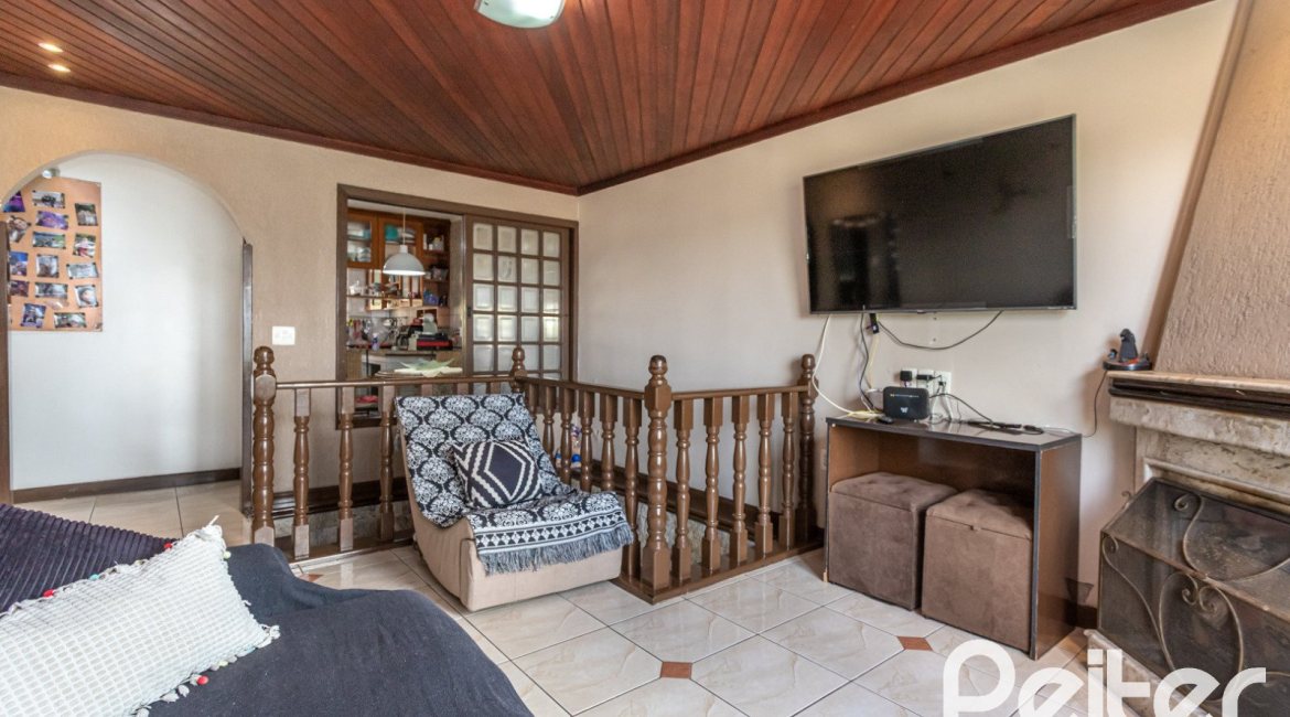 Casa à venda com 189m², 3 dormitórios, 1 suíte, 5 vagas, no bairro Espírito Santo em Porto Alegre