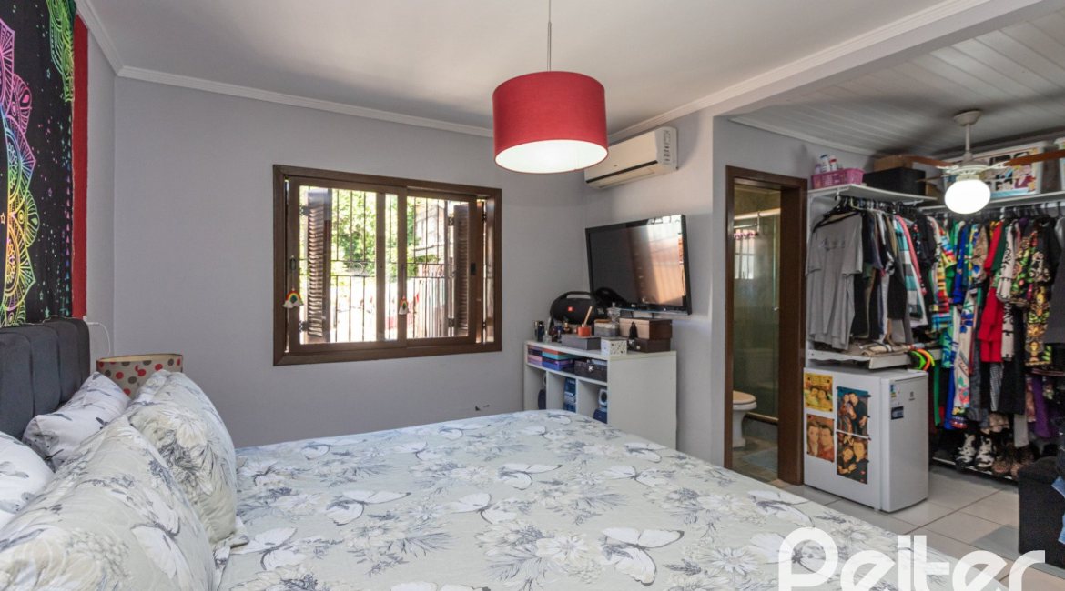 Casa à venda com 189m², 3 dormitórios, 1 suíte, 5 vagas, no bairro Espírito Santo em Porto Alegre