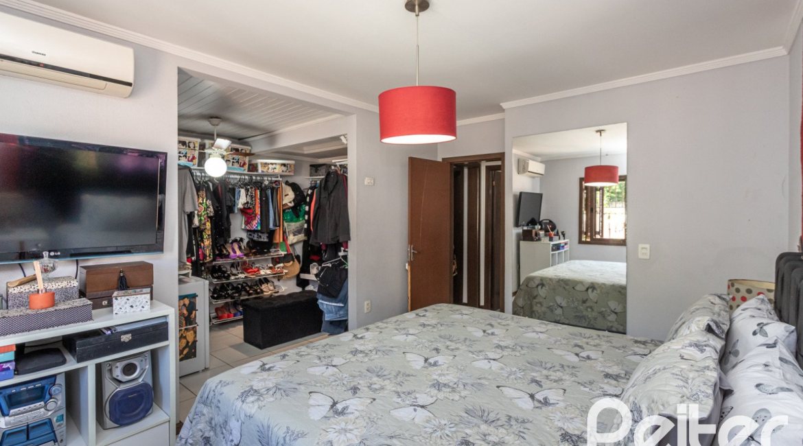 Casa à venda com 189m², 3 dormitórios, 1 suíte, 5 vagas, no bairro Espírito Santo em Porto Alegre