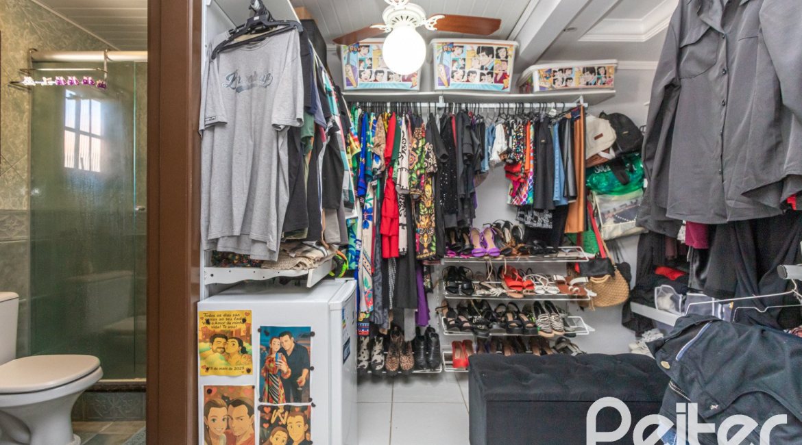 Casa à venda com 189m², 3 dormitórios, 1 suíte, 5 vagas, no bairro Espírito Santo em Porto Alegre