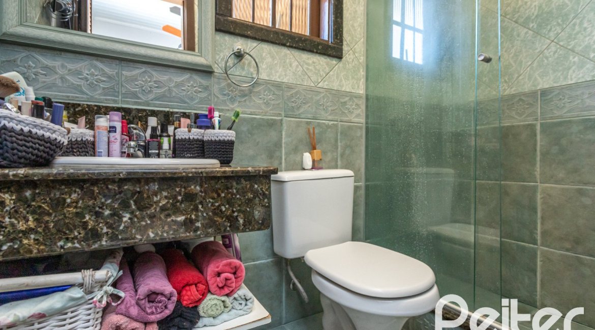 Casa à venda com 189m², 3 dormitórios, 1 suíte, 5 vagas, no bairro Espírito Santo em Porto Alegre