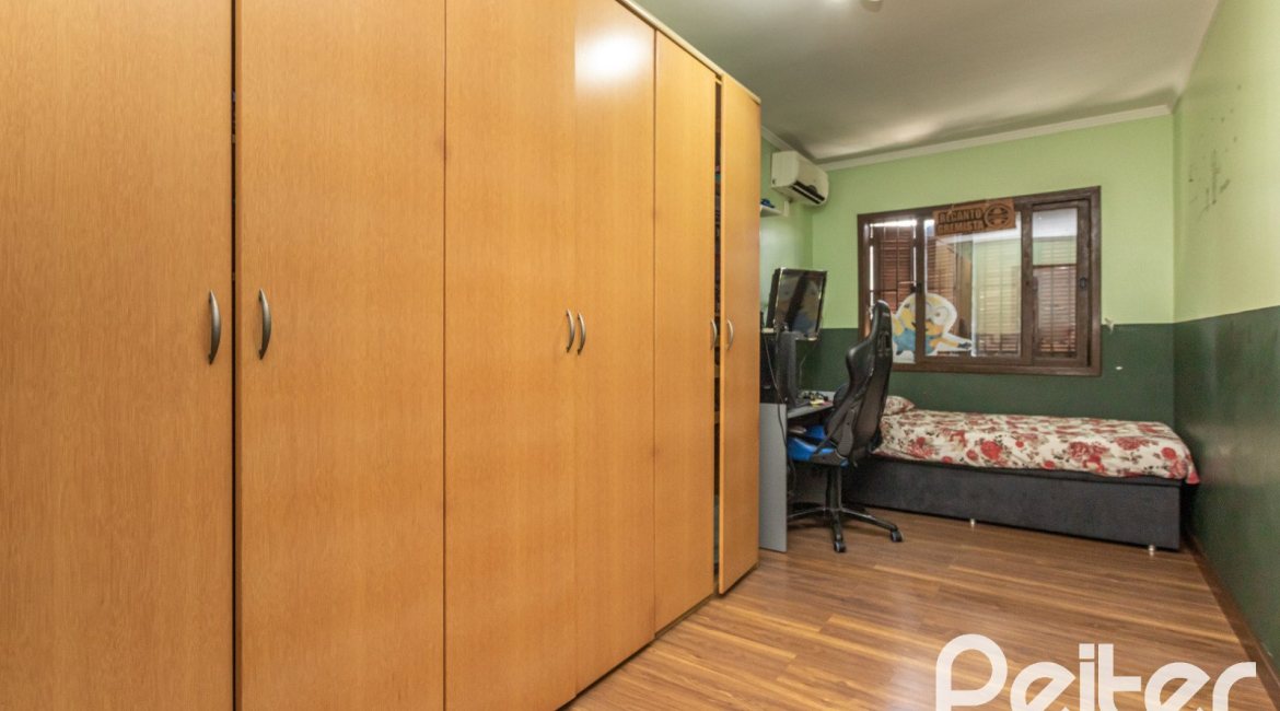 Casa à venda com 189m², 3 dormitórios, 1 suíte, 5 vagas, no bairro Espírito Santo em Porto Alegre