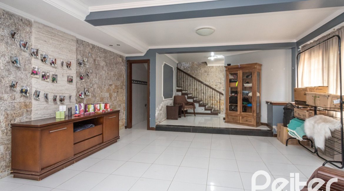 Casa à venda com 189m², 3 dormitórios, 1 suíte, 5 vagas, no bairro Espírito Santo em Porto Alegre