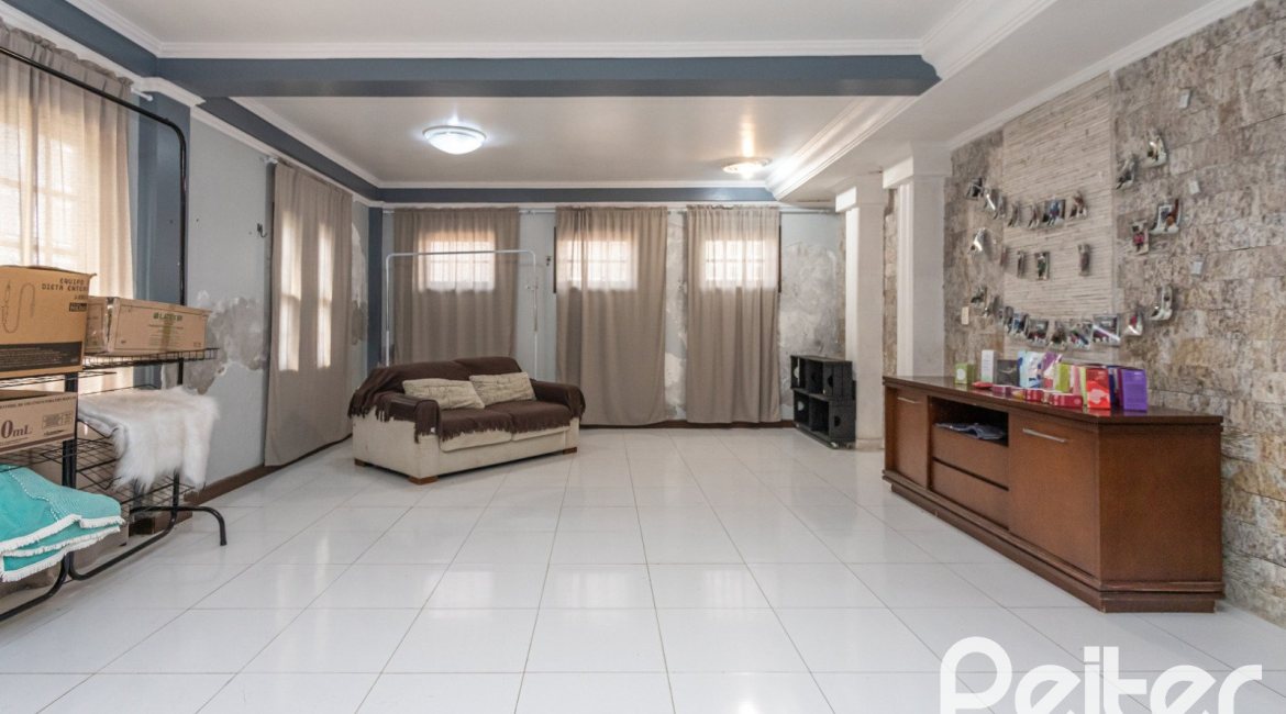 Casa à venda com 189m², 3 dormitórios, 1 suíte, 5 vagas, no bairro Espírito Santo em Porto Alegre