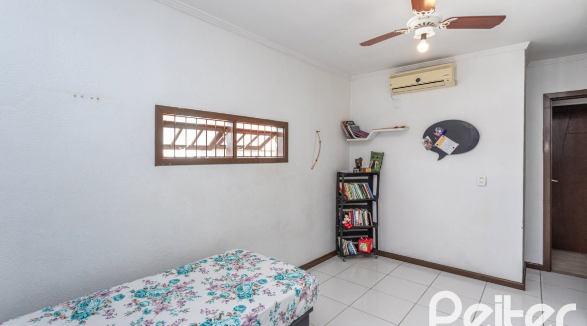 Casa à venda com 189m², 3 dormitórios, 1 suíte, 5 vagas, no bairro Espírito Santo em Porto Alegre