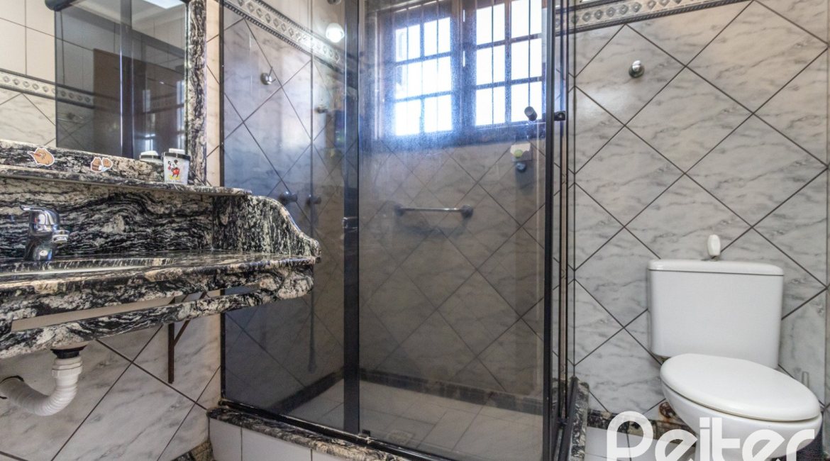 Casa à venda com 189m², 3 dormitórios, 1 suíte, 5 vagas, no bairro Espírito Santo em Porto Alegre