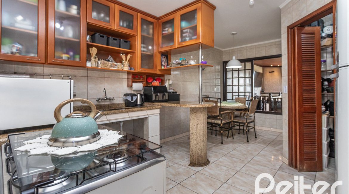 Casa à venda com 189m², 3 dormitórios, 1 suíte, 5 vagas, no bairro Espírito Santo em Porto Alegre