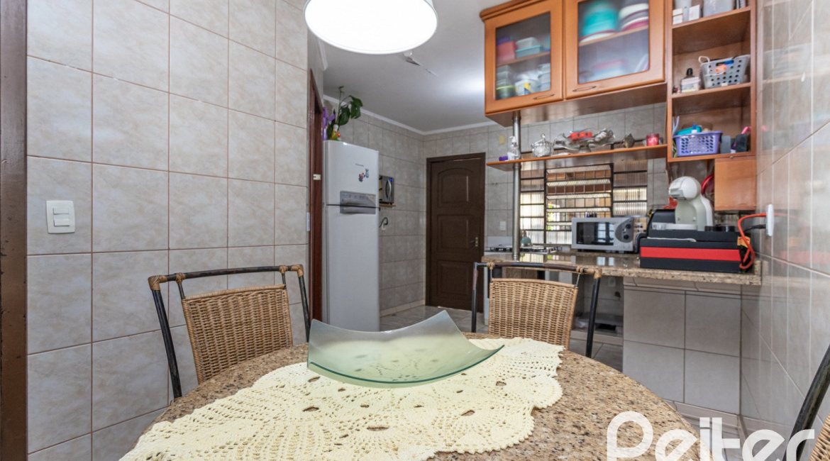 Casa à venda com 189m², 3 dormitórios, 1 suíte, 5 vagas, no bairro Espírito Santo em Porto Alegre