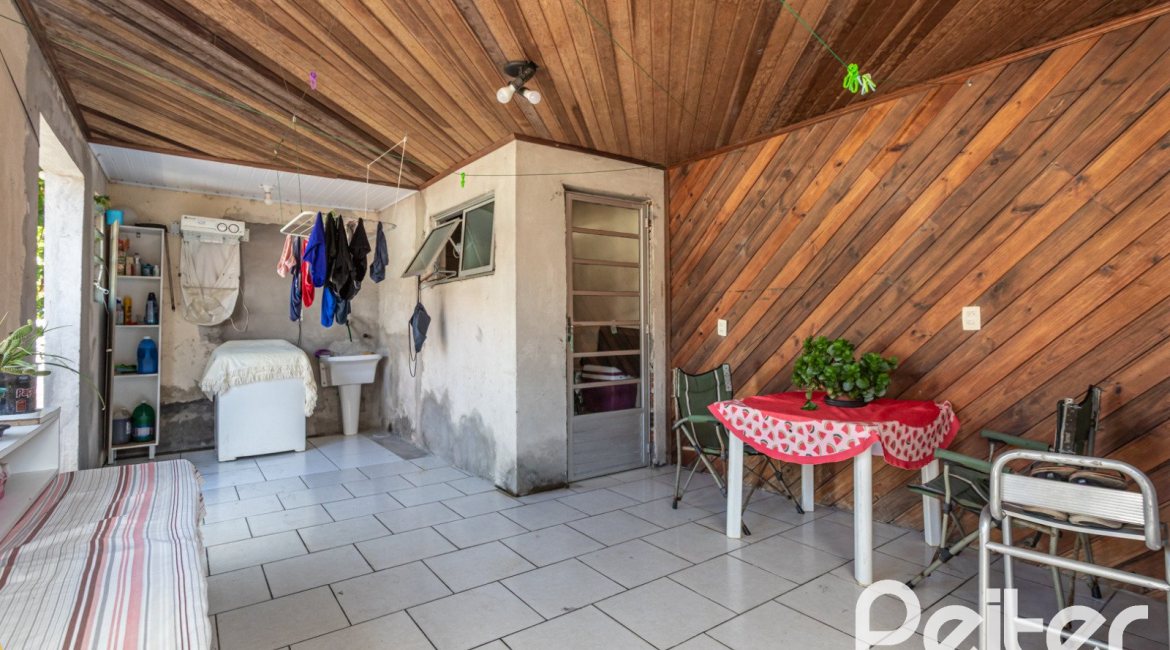 Casa à venda com 189m², 3 dormitórios, 1 suíte, 5 vagas, no bairro Espírito Santo em Porto Alegre