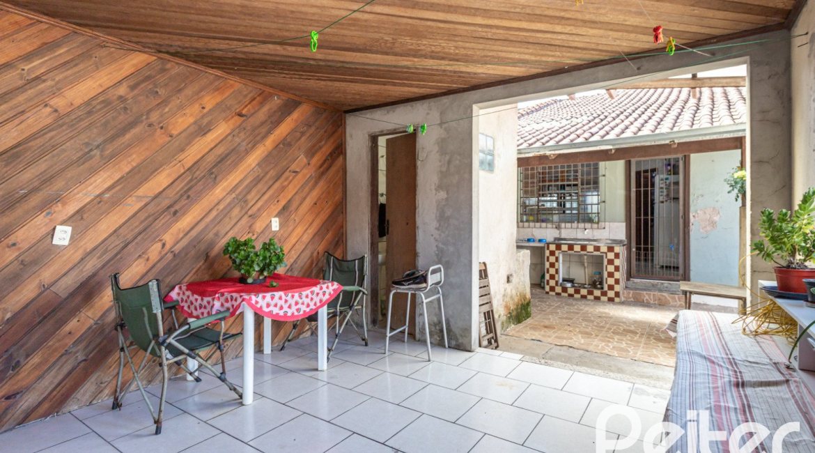 Casa à venda com 189m², 3 dormitórios, 1 suíte, 5 vagas, no bairro Espírito Santo em Porto Alegre