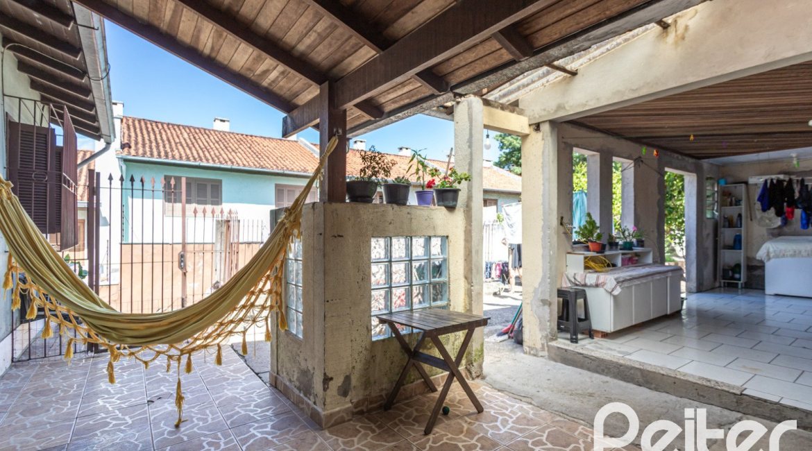 Casa à venda com 189m², 3 dormitórios, 1 suíte, 5 vagas, no bairro Espírito Santo em Porto Alegre