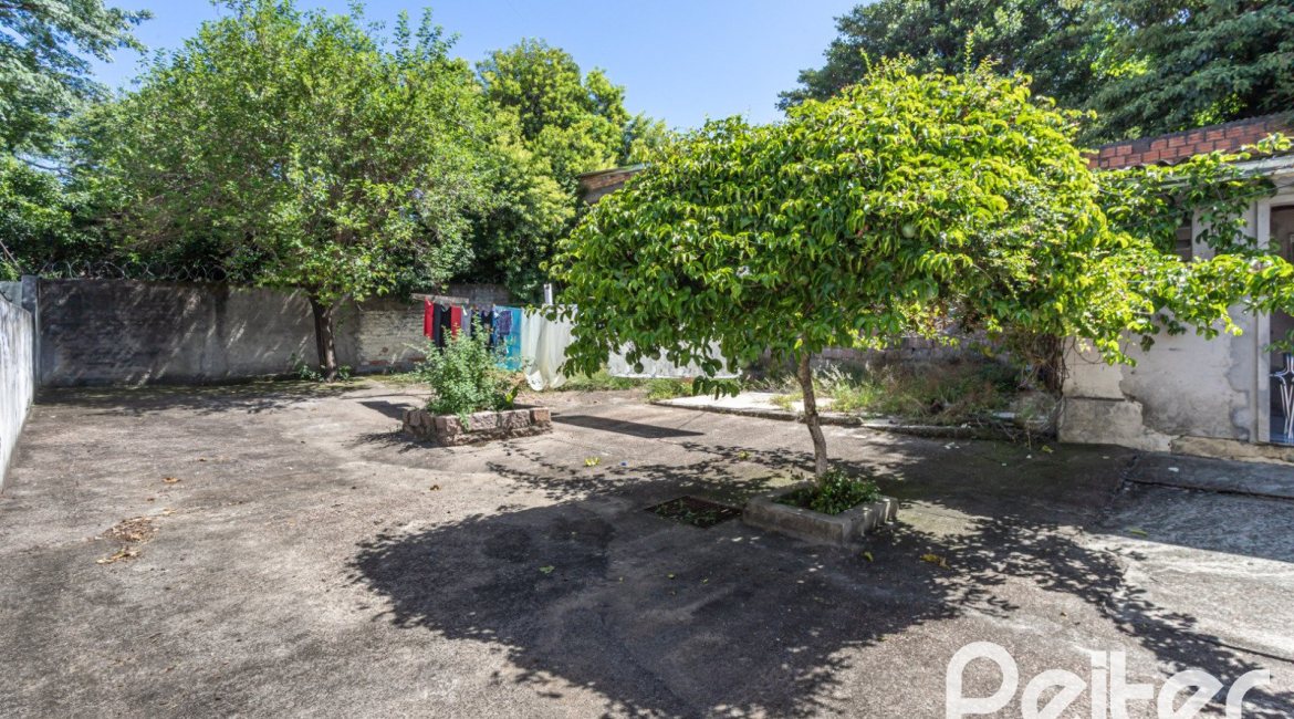 Casa à venda com 189m², 3 dormitórios, 1 suíte, 5 vagas, no bairro Espírito Santo em Porto Alegre