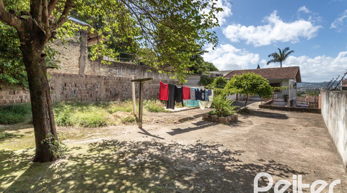 Casa à venda com 189m², 3 dormitórios, 1 suíte, 5 vagas, no bairro Espírito Santo em Porto Alegre