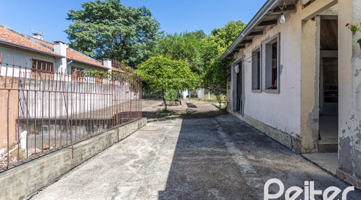 Casa à venda com 189m², 3 dormitórios, 1 suíte, 5 vagas, no bairro Espírito Santo em Porto Alegre